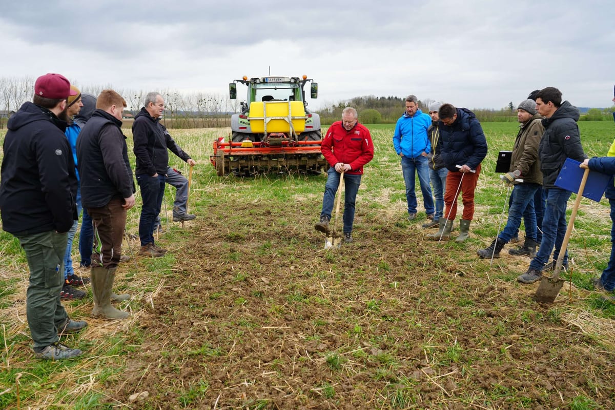 Bodenkurs-Gruppe bei einer Feldübung vor einem Traktor