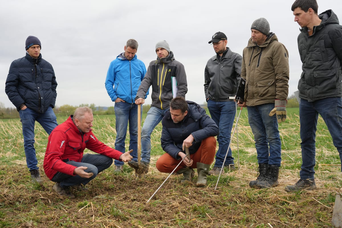 Bodenkurs-Gruppe bei einer praktischen Bodenansprache auf dem Feld